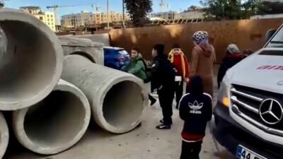 Malatya'daki Gazi İlkokulu'nun ana girişine devasa beton künklerin istiflenmesi, yüzlerce