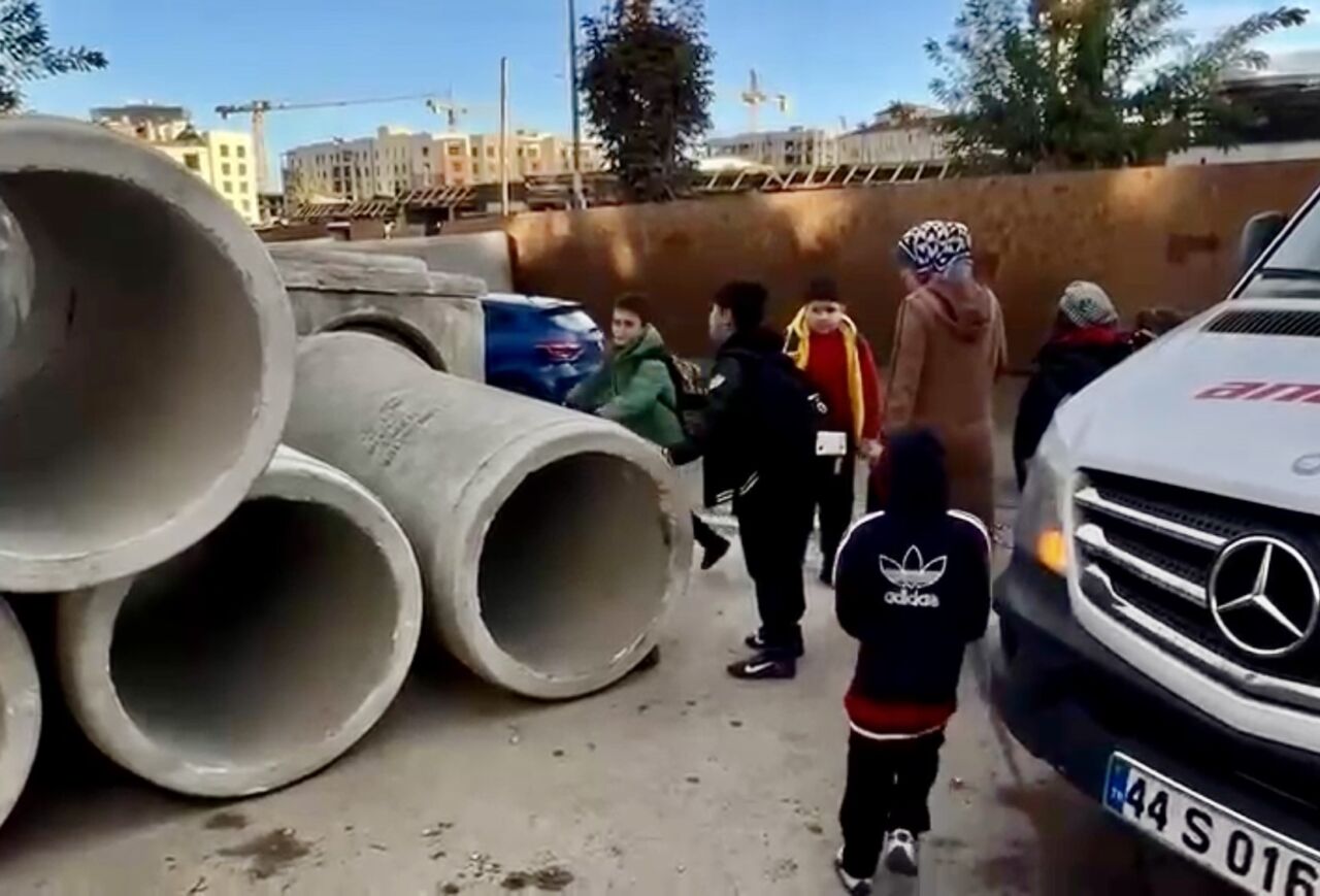 Malatya'daki Gazi İlkokulu'nun ana girişine devasa beton künklerin istiflenmesi, yüzlerce
