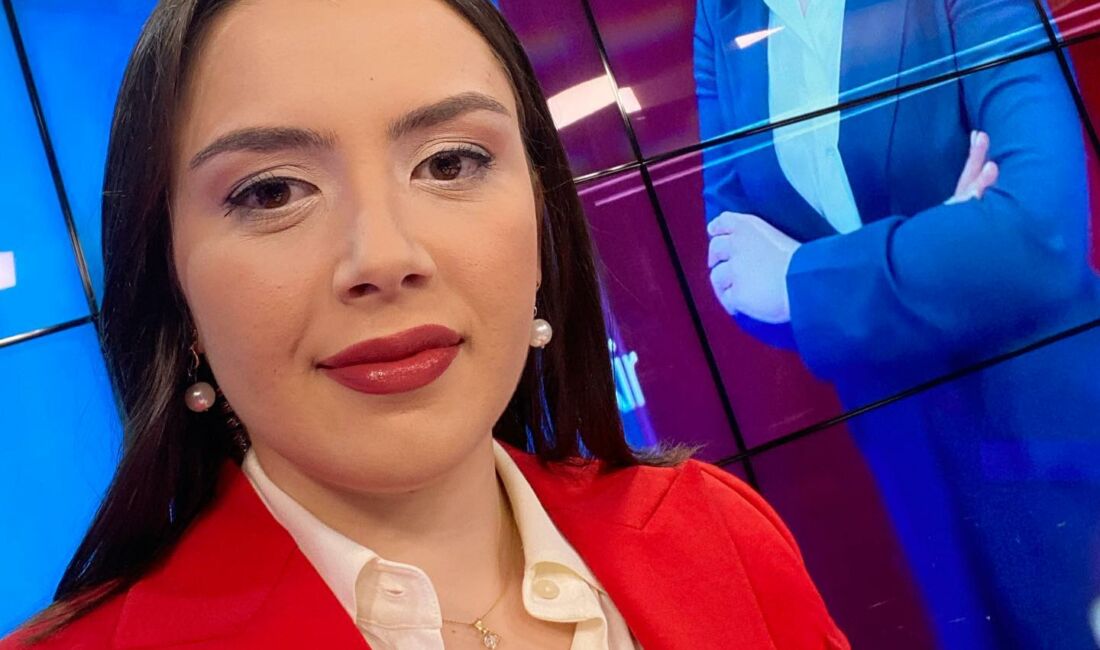 İstanbul Teknik Üniversitesi (İTÜ) İngilizce Fizik Mühendisliği mezunu olan, aynı