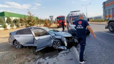Havaalanı yolu üzerinde iki otomobilin çarpışması sonucu meydana gelen kazada