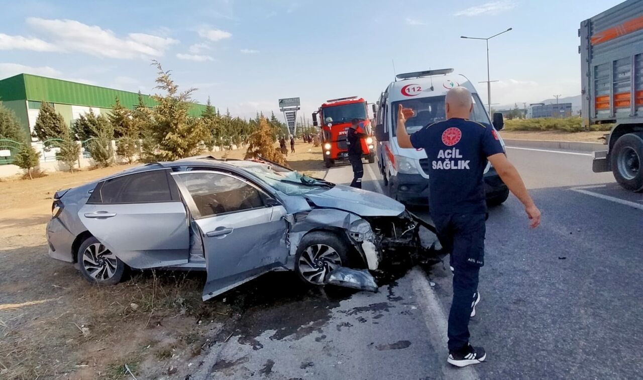 Havaalanı yolu üzerinde iki otomobilin çarpışması sonucu meydana gelen kazada