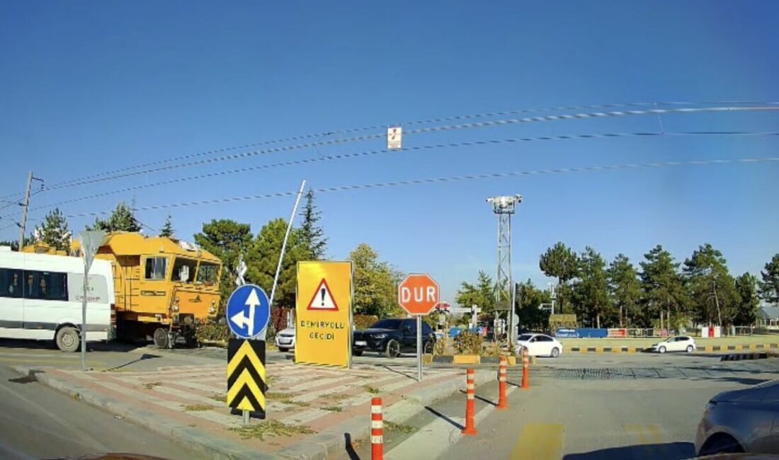 Malatya’da 2. Ordu Hava Lojmanları önündeki hemzemin geçitte, bariyerlerin tren