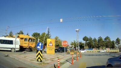 Malatya’da 2. Ordu Hava Lojmanları önündeki hemzemin geçitte, bariyerlerin tren
