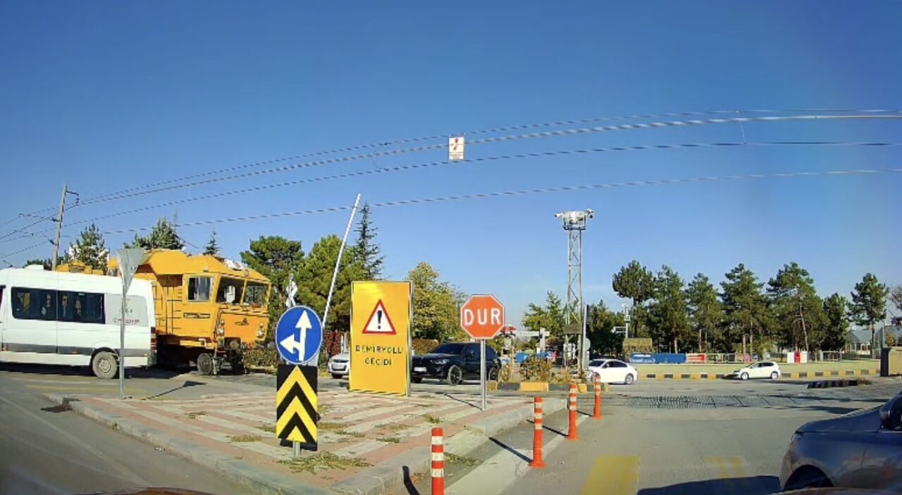Malatya’da 2. Ordu Hava Lojmanları önündeki hemzemin geçitte, bariyerlerin tren