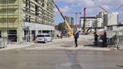 Battalgazi’deki şantiye alanında çalışan bir işçi, kepçe ile duvar arasında