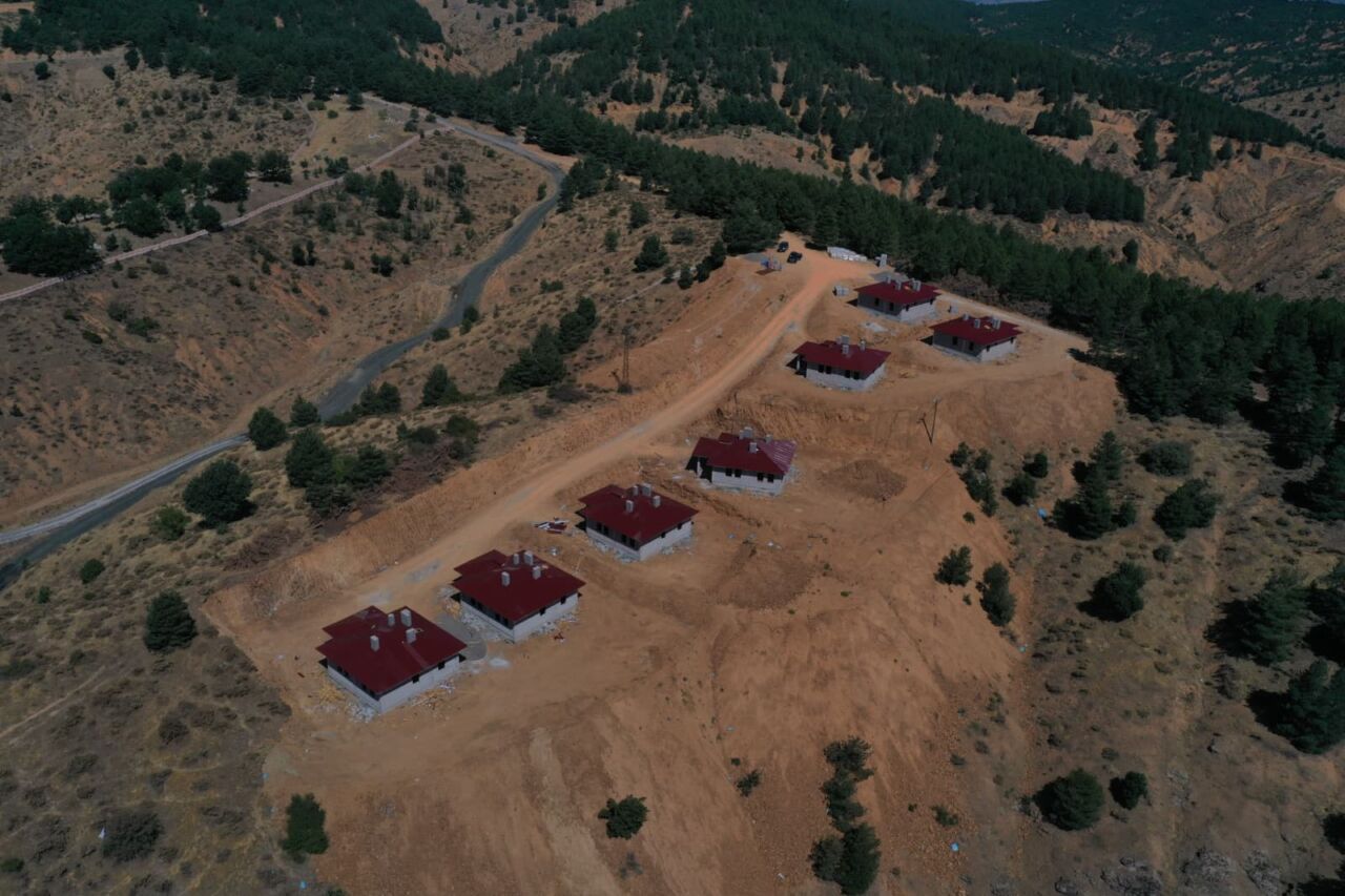 Depremden etkilenen Pütürge köylerinde betonarme konut inşası için P324 ve