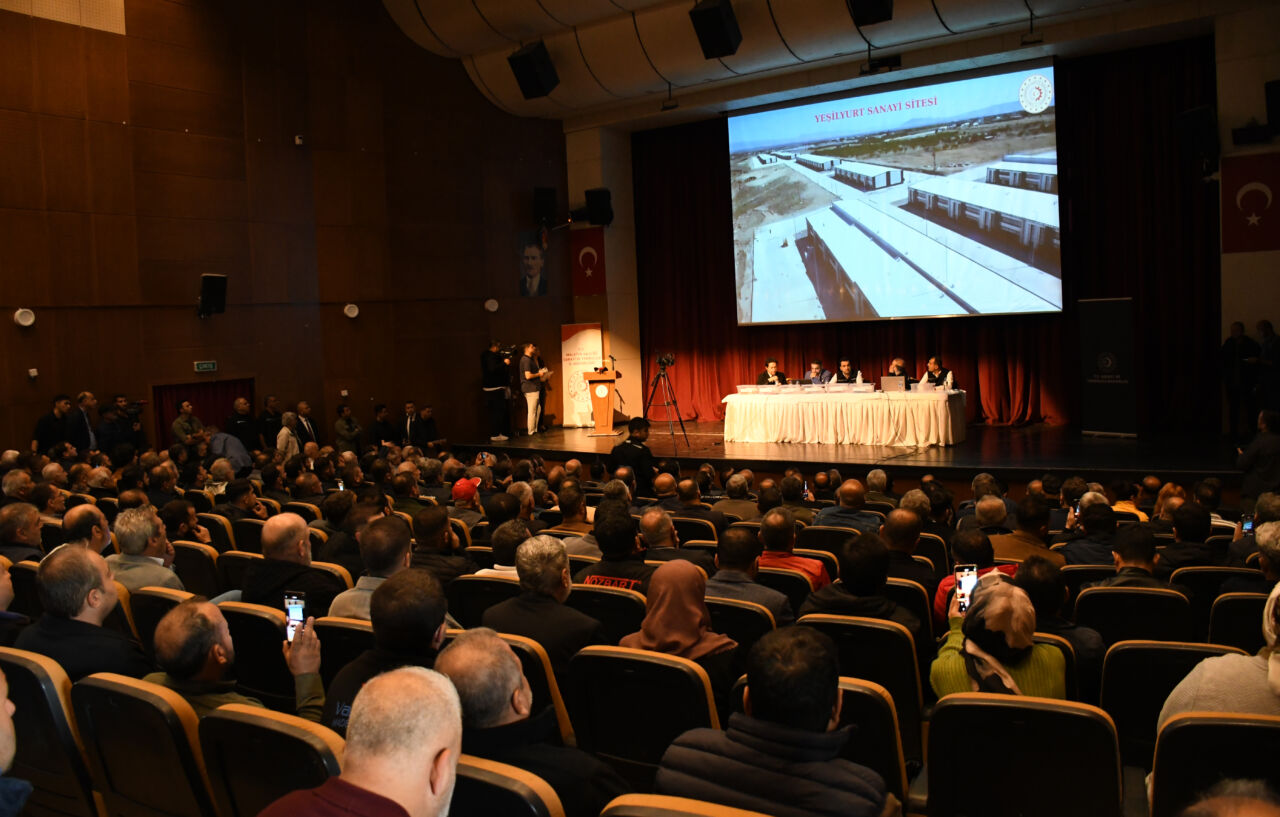 Yeşilyurt ilçesi Sivas yolu üzerinde yapımı tamamlanan 714 iş yerinin