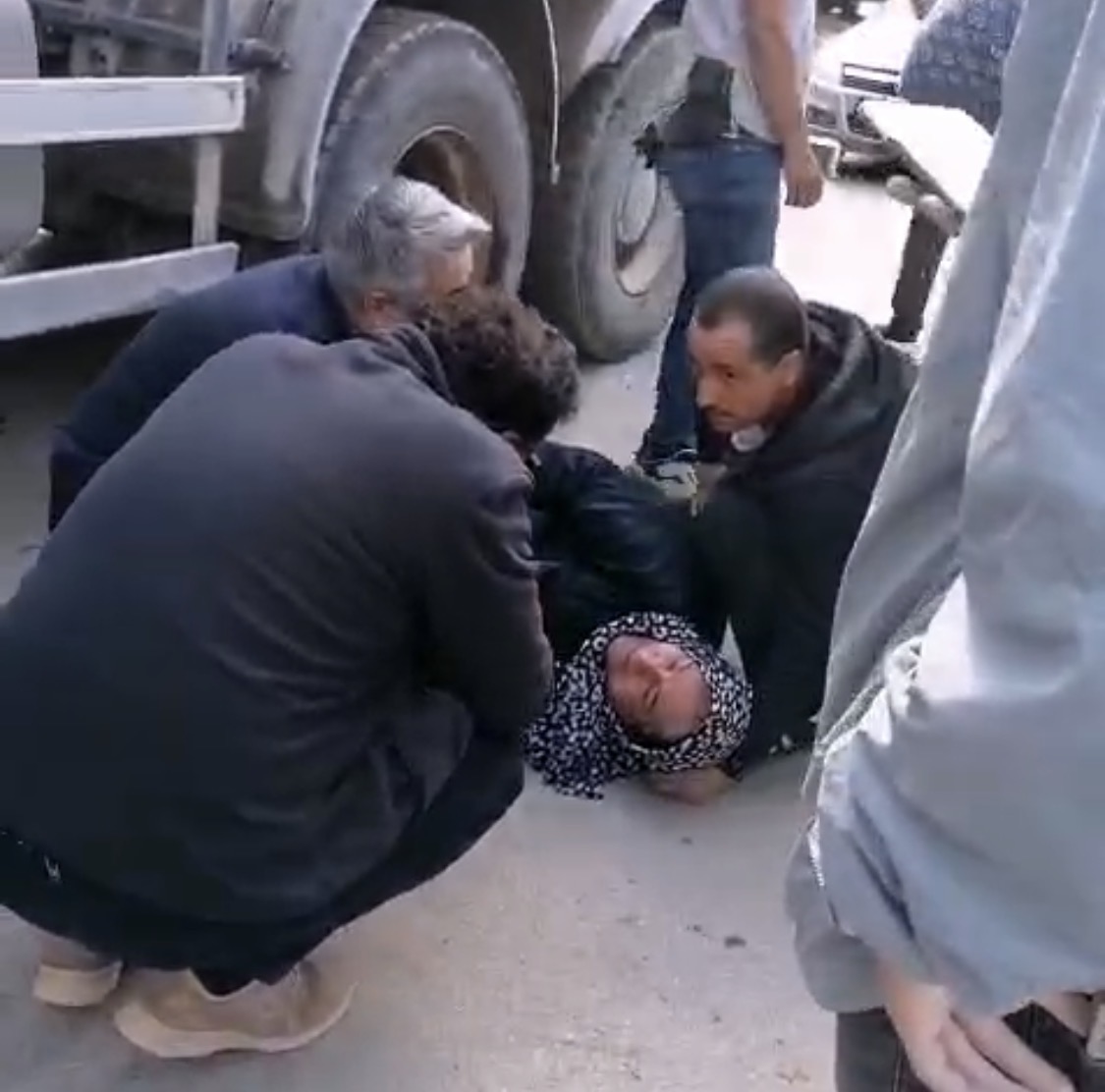 Malatya’nın Battalgazi ilçesi Sivas Caddesi’nde yolun karşısına geçmeye çalışan bir