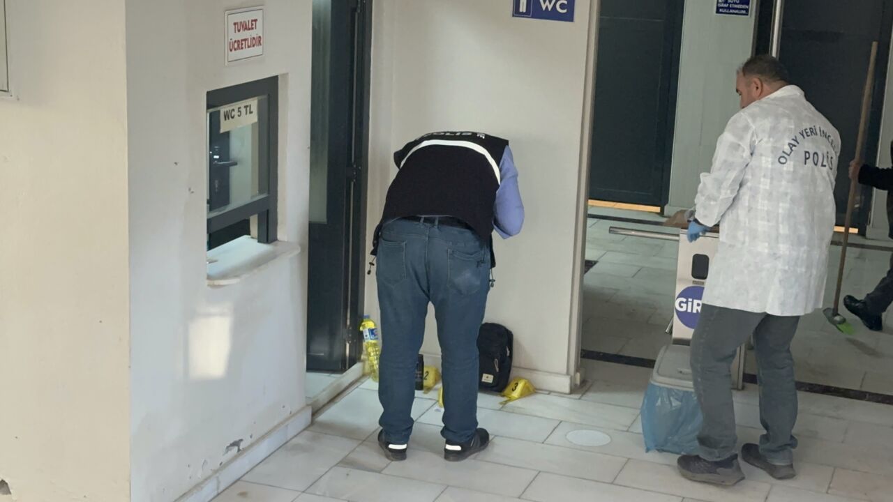 Kernek Karagözlüler Camisi tuvaleti önünde pet şişe içinde benzin ve