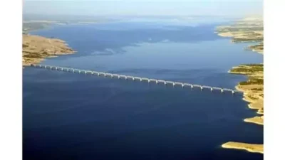 Fırat Nehri üzerinde 1976'da başlayıp 1987'de işletmeye alınan Karakaya Barajı,