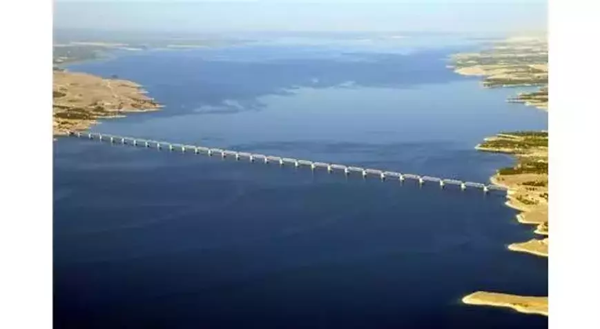 Fırat Nehri üzerinde 1976'da başlayıp 1987'de işletmeye alınan Karakaya Barajı,