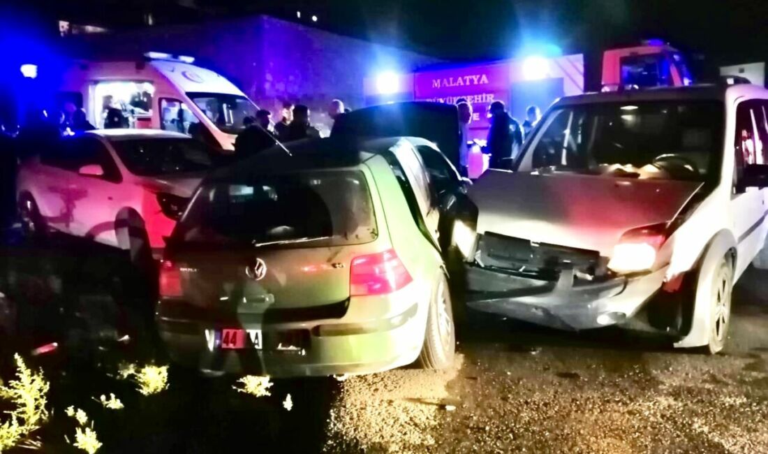 Malatya'nın Yeşilyurt ilçesine bağlı Yakınca Mahallesi'nde akşam saatlerinde üç aracın