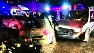 Malatya'nın Yeşilyurt ilçesine bağlı Yakınca Mahallesi'nde akşam saatlerinde üç aracın