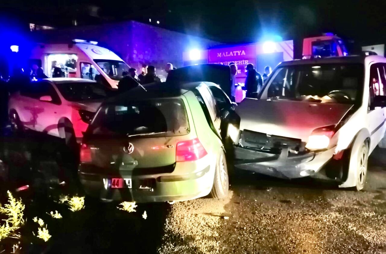 Malatya'nın Yeşilyurt ilçesine bağlı Yakınca Mahallesi'nde akşam saatlerinde üç aracın