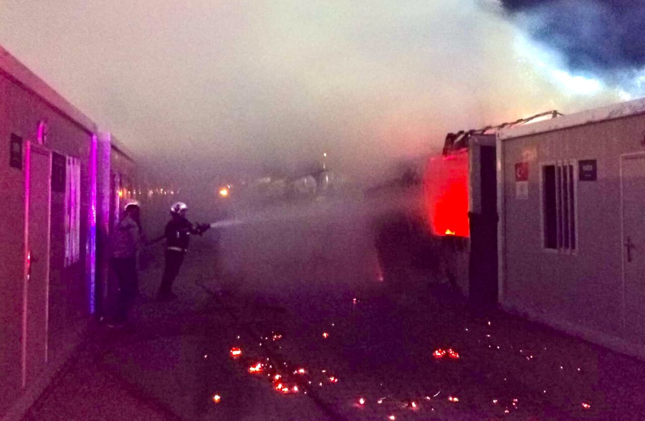 Malatya'da, Dilek yolu üzerindeki bir konteyner kentte gece saatlerinde elektrik