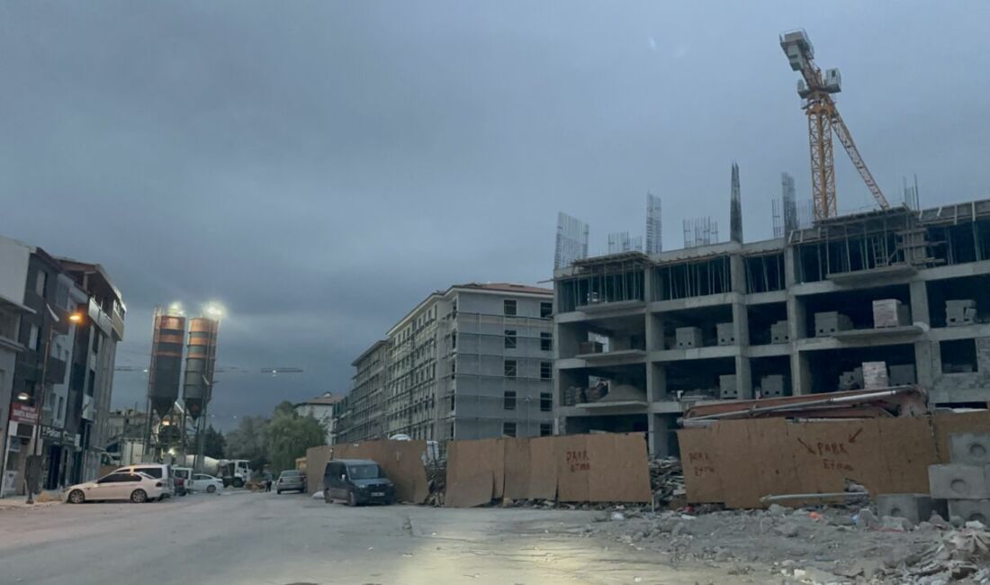 Malatya'da şantiyelerdeki güvenlik önlemlerinin yetersizliği can yakmaya devam ediyor. Neredeyse