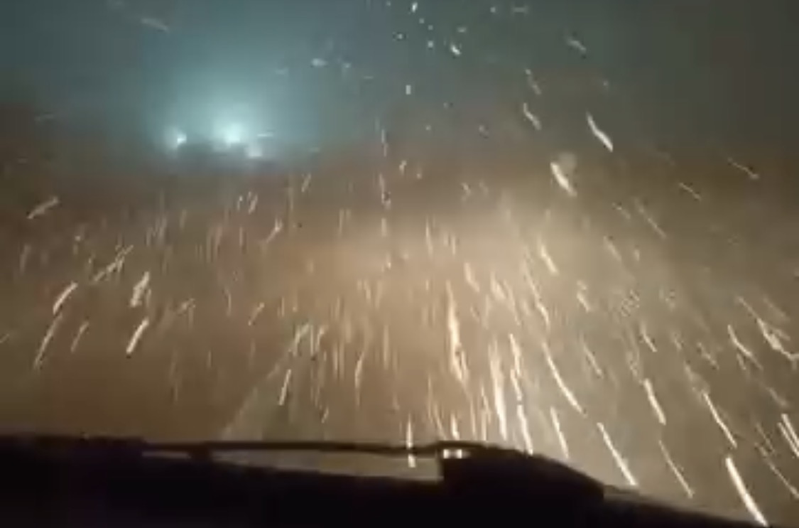 Malatya'da beklenen soğuk hava beraberinde mevsimin ilk kar yağışını getirdi.
