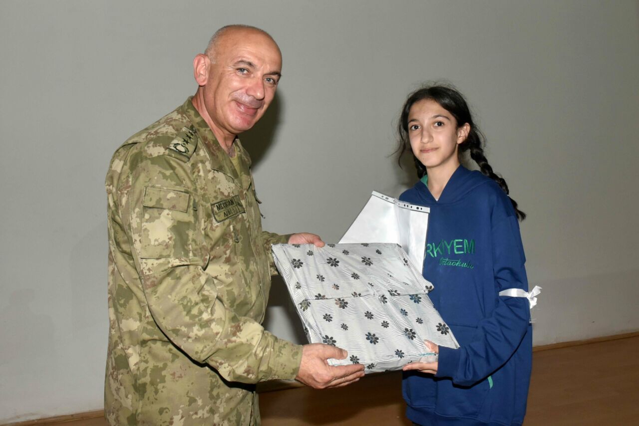 Millî Savunma Bakanlığı'nın "Mehmetçikle Bir Gün" Projesi kapsamında şiir yarışmasında