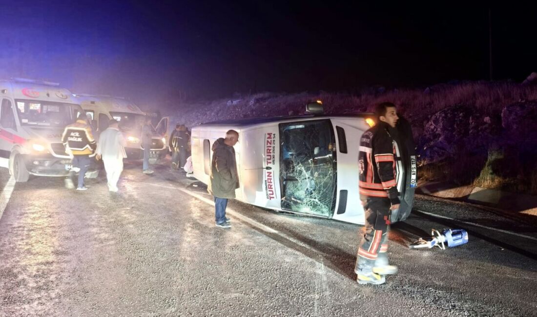 Adıyaman'ın Kahta ilçesinden Darende'ye günübirlik geziye giden öğrencileri taşıyan minibüs,