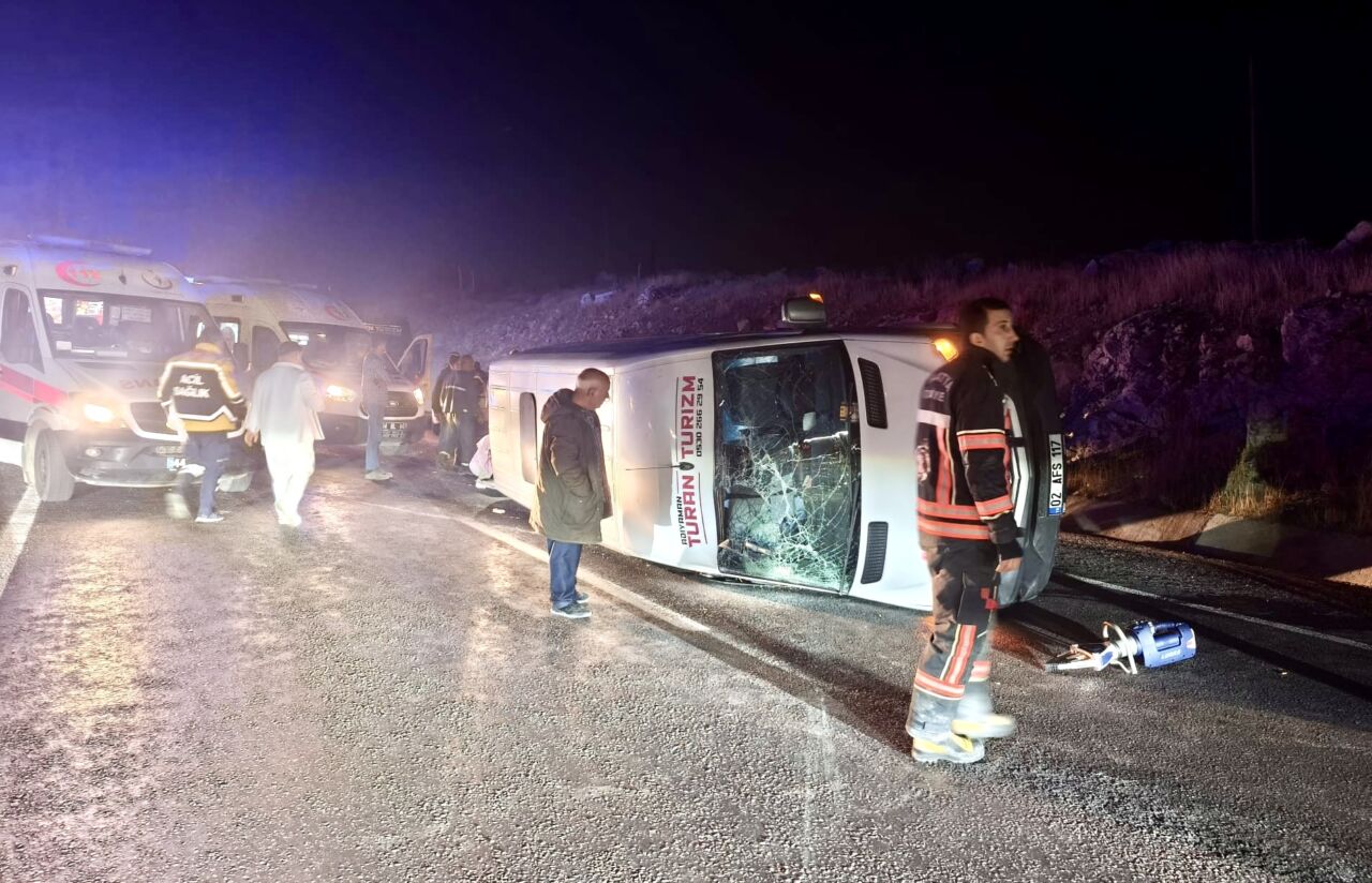 Adıyaman'ın Kahta ilçesinden Darende'ye günübirlik geziye giden öğrencileri taşıyan minibüs,