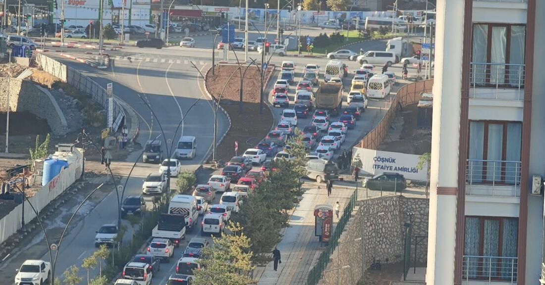 Malatya Battalgazi Yeşilçam Caddesi Çöşnük Kavşağı bağlantısında Büyükşehir Belediyesi'nin yaptığı