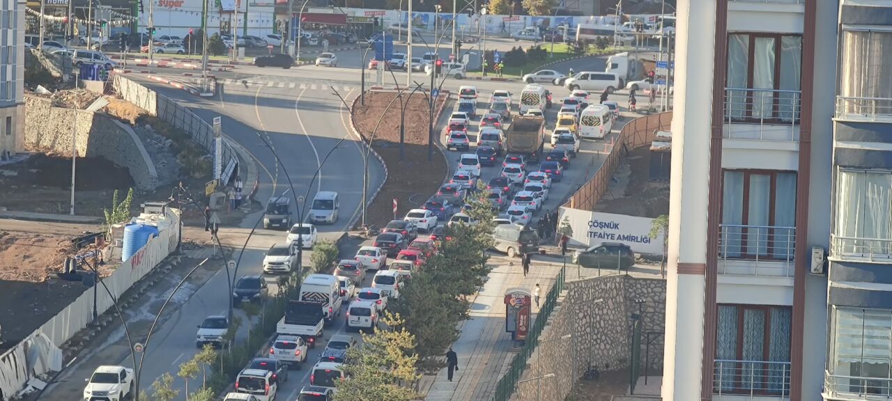 Malatya Battalgazi Yeşilçam Caddesi Çöşnük Kavşağı bağlantısında Büyükşehir Belediyesi'nin yaptığı