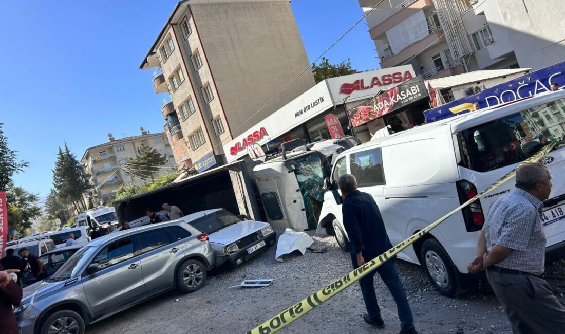 Malatya'da Paşaköşkü Mahallesi Nakkaş Sokak'ta freni patlayan hafriyat kamyonu, önüne