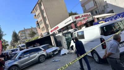 Malatya'da Paşaköşkü Mahallesi Nakkaş Sokak'ta freni patlayan hafriyat kamyonu, önüne