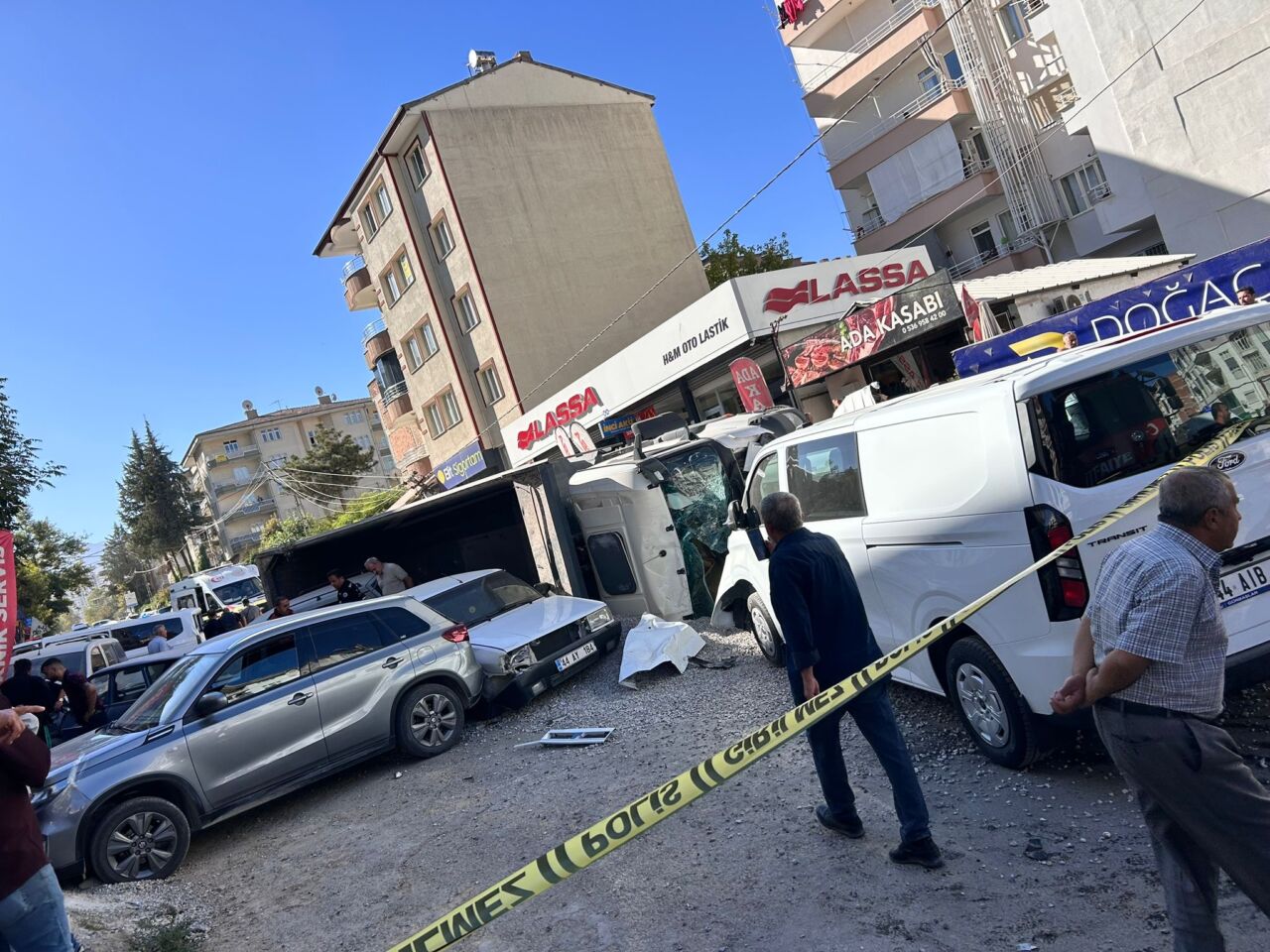 Malatya'da Paşaköşkü Mahallesi Nakkaş Sokak'ta freni patlayan hafriyat kamyonu, önüne