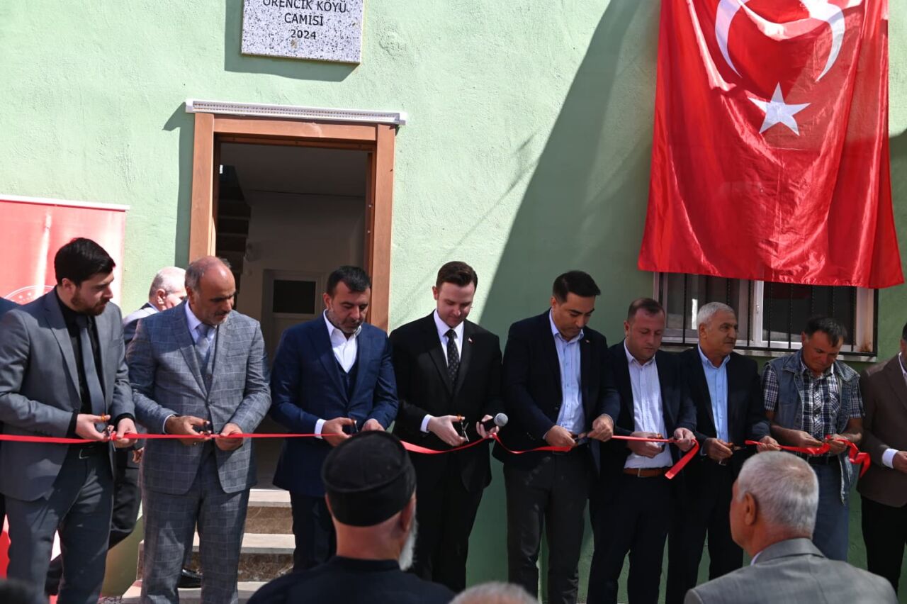 Malatya'nın Pütürge ilçesine bağlı Örencik Mahallesi'nde yapımı tamamlanan yeni cami,
