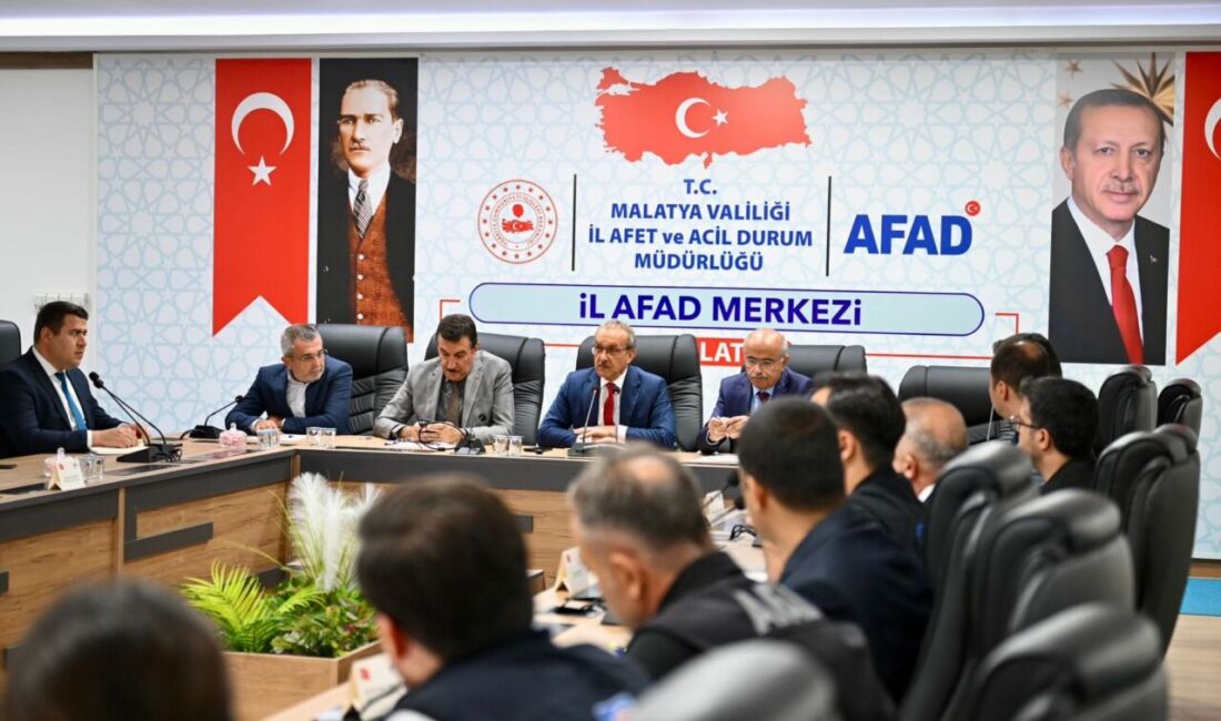 Malatya Valisi Seddar Yavuz, deprem konutlarının hızlandırılması için düzenlenen toplantıda