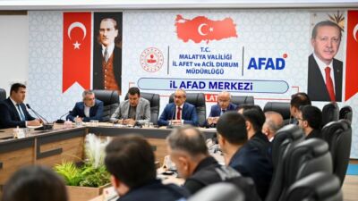Vali Seddar Yavuz’dan Müteahhitlere Sert Uyarı: “Saha Boş Bırakılmayacak!” Malatya Valisi Seddar Yavuz, deprem konutlarının hızlandırılması için düzenlenen toplantıda