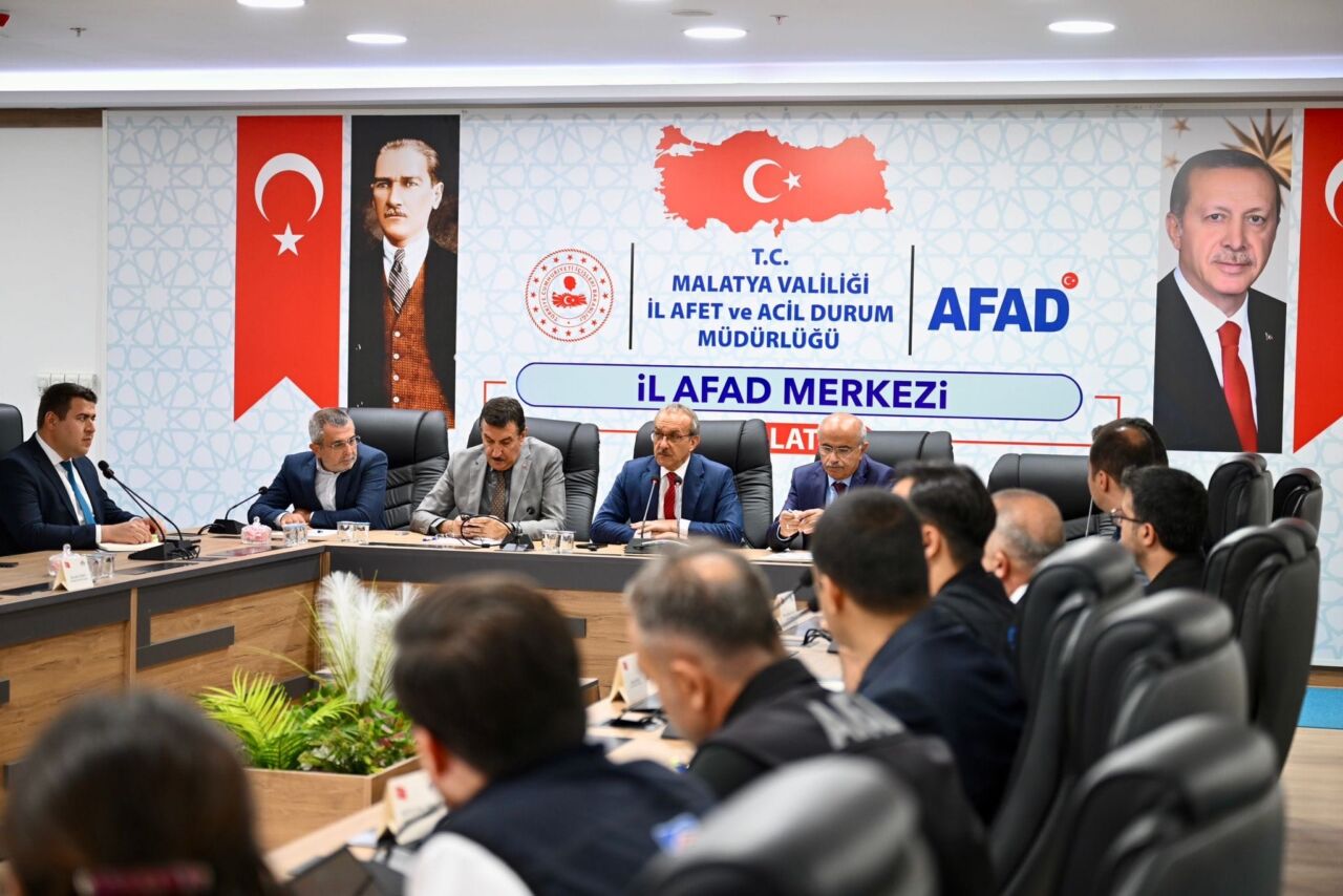 Malatya Valisi Seddar Yavuz, deprem konutlarının hızlandırılması için düzenlenen toplantıda