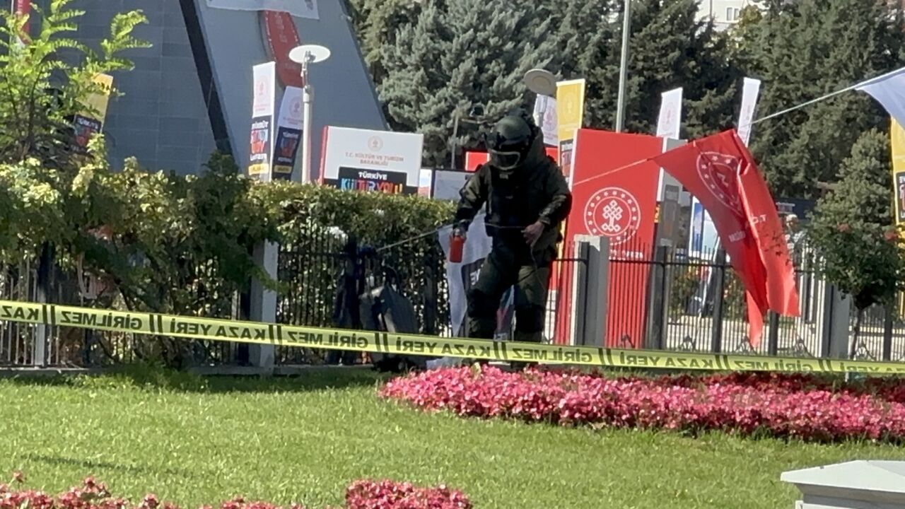 Malatya’da Kongre ve Kültür Merkezi önündeki yeşil alanda unutulan şüpheli