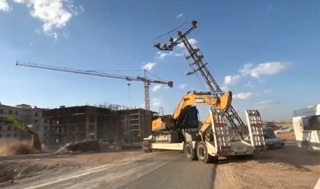 Yeşilyurt İkizce Mahallesi yolunda iş makinesi taşıyan tır, manevra sırasında