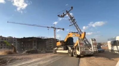 Yeşilyurt İkizce Mahallesi yolunda iş makinesi taşıyan tır, manevra sırasında
