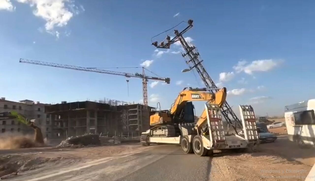 Yeşilyurt İkizce Mahallesi yolunda iş makinesi taşıyan tır, manevra sırasında