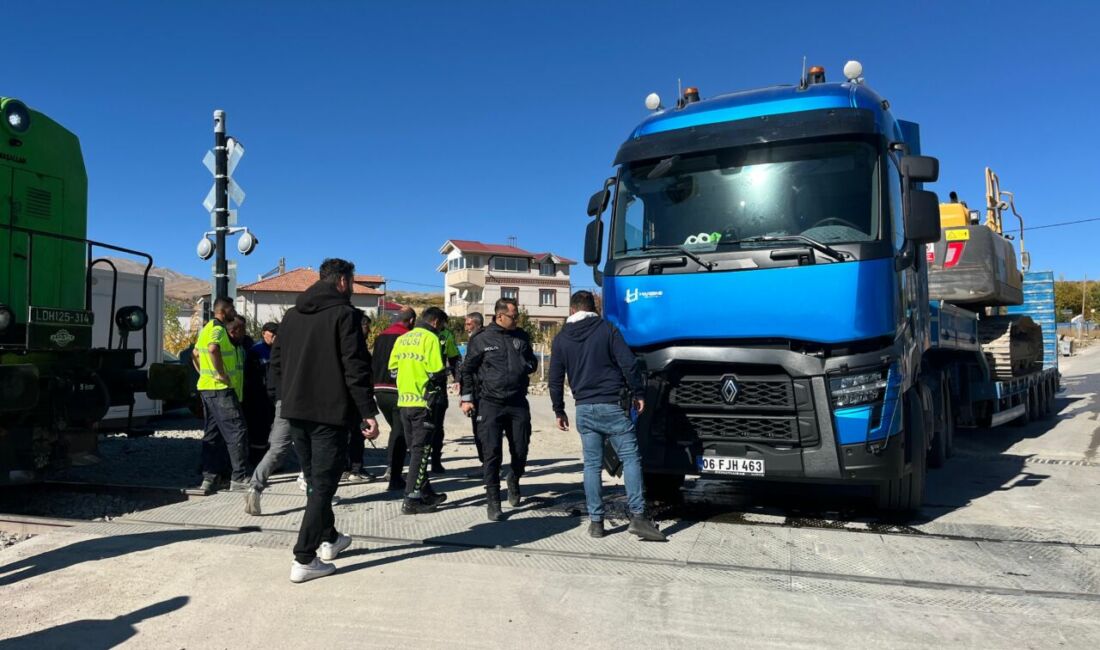 Malatya'nın Doğanşehir ilçesinde bir hemzemin geçitte ray üzerinde kalan tır