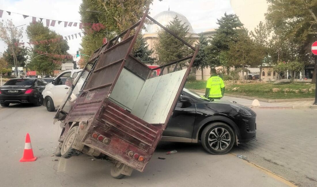 Malatya'nın yoğun İnönü Caddesi'nde, Malatya Park AVM'ye kurallara aykırı dönüş