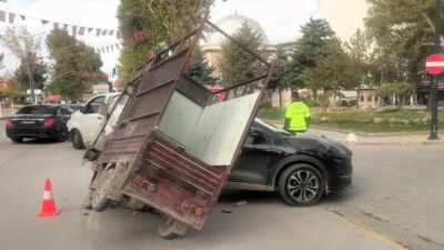 Malatya'nın yoğun İnönü Caddesi'nde, Malatya Park AVM'ye kurallara aykırı dönüş