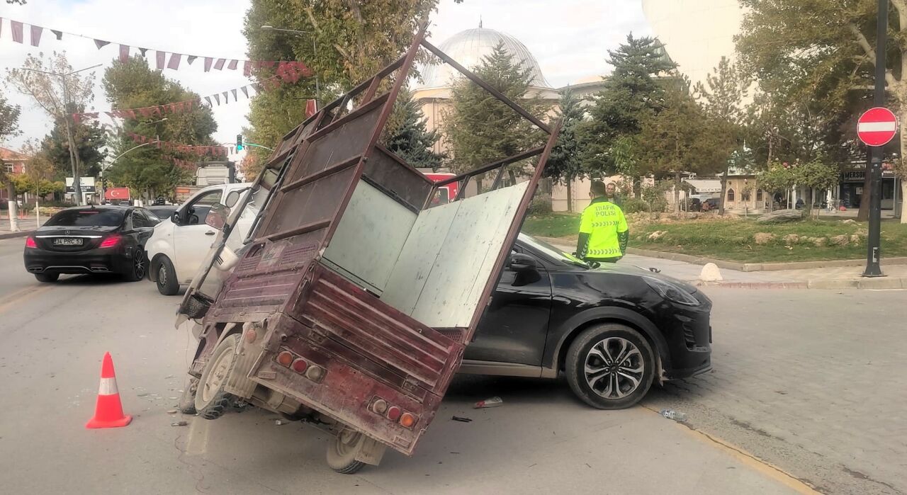 Malatya'nın yoğun İnönü Caddesi'nde, Malatya Park AVM'ye kurallara aykırı dönüş