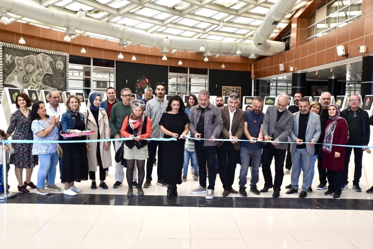 Meral Göksu Sağdıç'ın "Azura" isimli sergisi, Sanat Sokağı Sergi Salonu'nda
