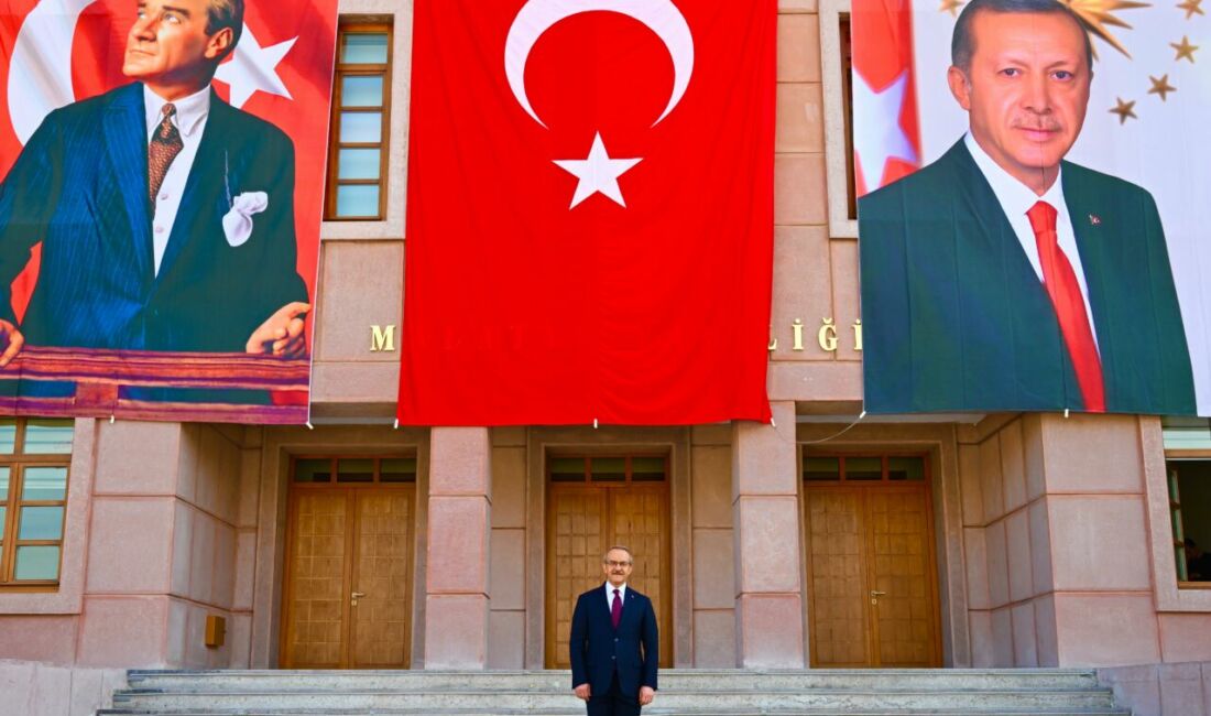 Cumhuriyetin 102. yıl coşkusunun yaşandığı Valilik binasında, şiddetli rüzgar nedeniyle