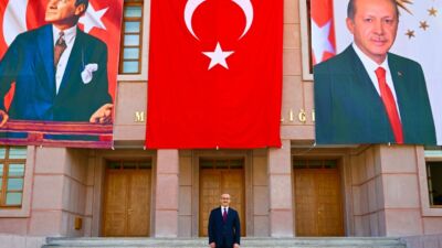 Cumhuriyetin 102. yıl coşkusunun yaşandığı Valilik binasında, şiddetli rüzgar nedeniyle