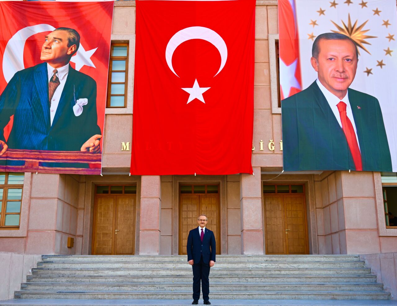 Cumhuriyetin 102. yıl coşkusunun yaşandığı Valilik binasında, şiddetli rüzgar nedeniyle