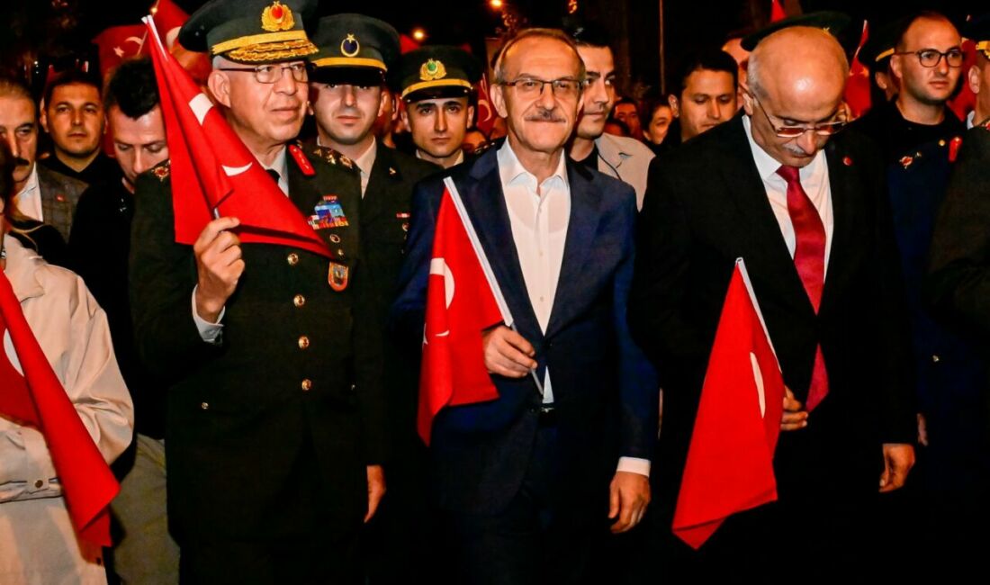 Malatya’da Cumhuriyet’in 102. yıl dönümü, İnönü Caddesi'nde gerçekleştirilen görkemli yürüyüşle