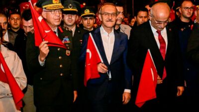 Malatya’da Cumhuriyet’in 102. yıl dönümü, İnönü Caddesi'nde gerçekleştirilen görkemli yürüyüşle