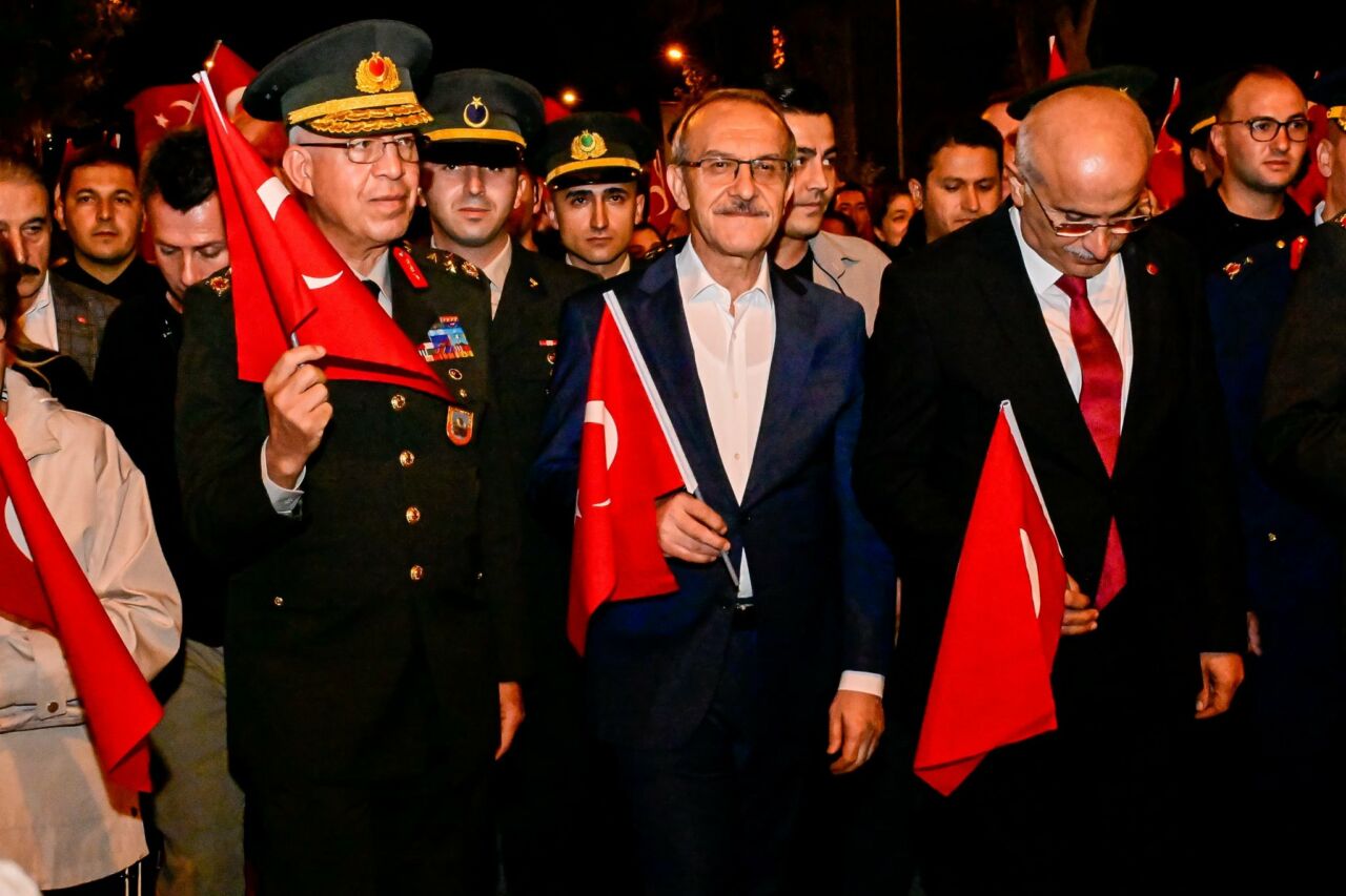 Malatya’da Cumhuriyet’in 102. yıl dönümü, İnönü Caddesi'nde gerçekleştirilen görkemli yürüyüşle