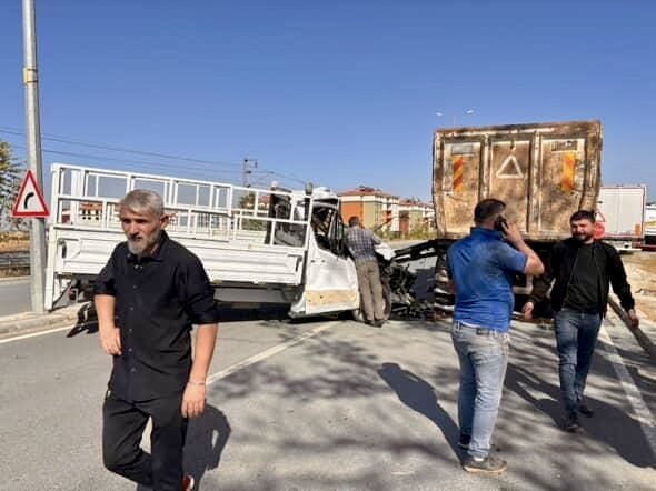 Ölüm Virajına Kasis Talebi: Yeşilyurt'ta Yaşanan Trafik Kazasında Mahalle Sakinleri