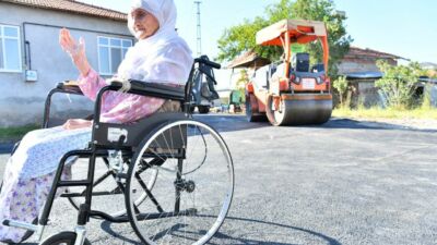 Yeşilyurt Belediyesi, Şahnahan Mahallesi'nde yaşayan 90 yaşındaki tekerlekli sandalyeye bağımlı